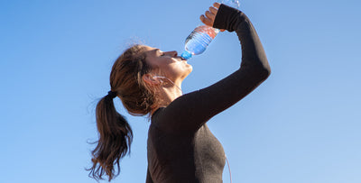 Frau am trinken im Sommer