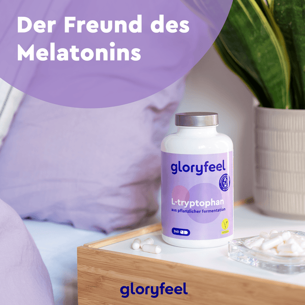 Eine Flasche L-Tryptophan-Kapseln der gloryfeel GmbH auf einem hölzernen Nachttisch neben einer kleinen Schale mit Kapseln, darüber deutscher Text.