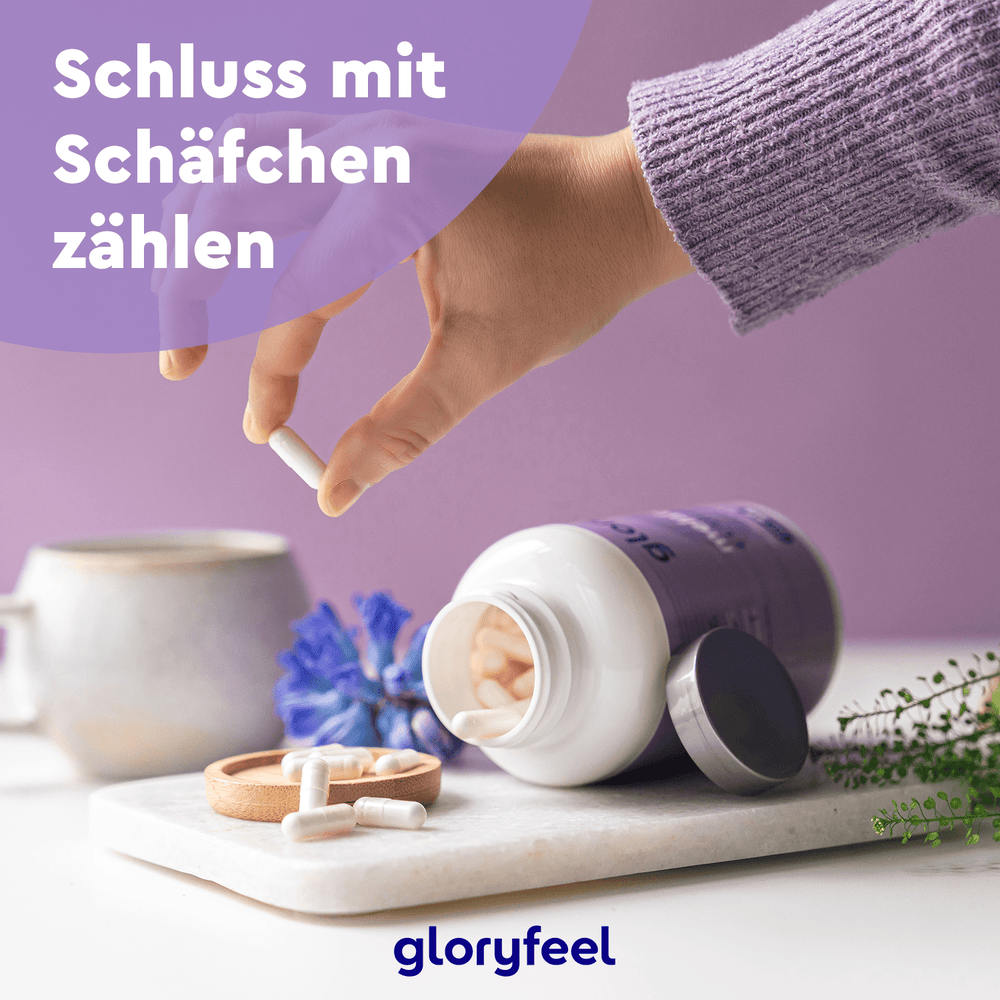 Eine Person nimmt Melatonin + L-Tryptophan Kapseln aus einer Flasche neben einem Becher und Blumen auf einem Tisch, mit Text „Schluss mit Schäfchen zählen“ und der Marke „gloryfeel GmbH“.