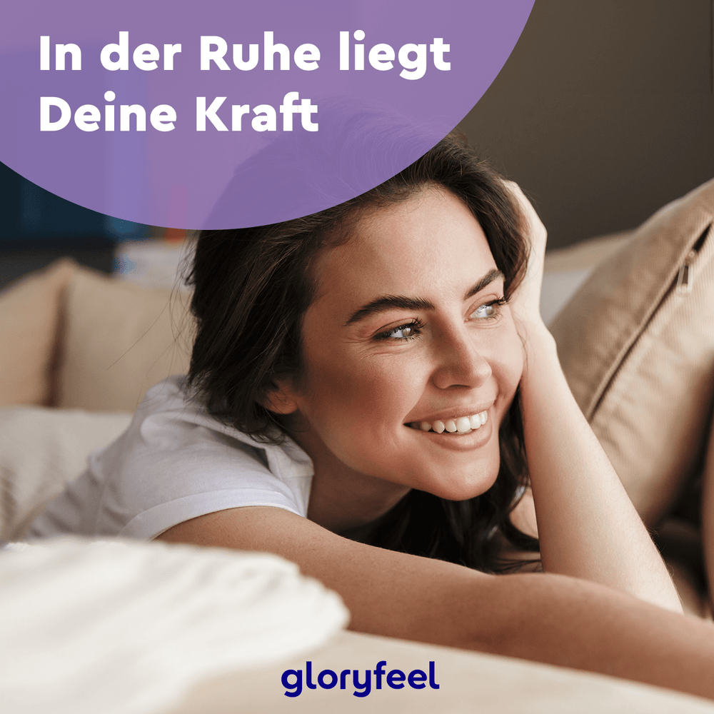 Eine lächelnde Person liegt mit dem Kopf auf der Hand, begleitet vom deutschen Text „In der Ruhe liegt Deine Kraft“ und dem Logo der Gloryfeel GmbH. Produkt: Baldrian Tabletten.