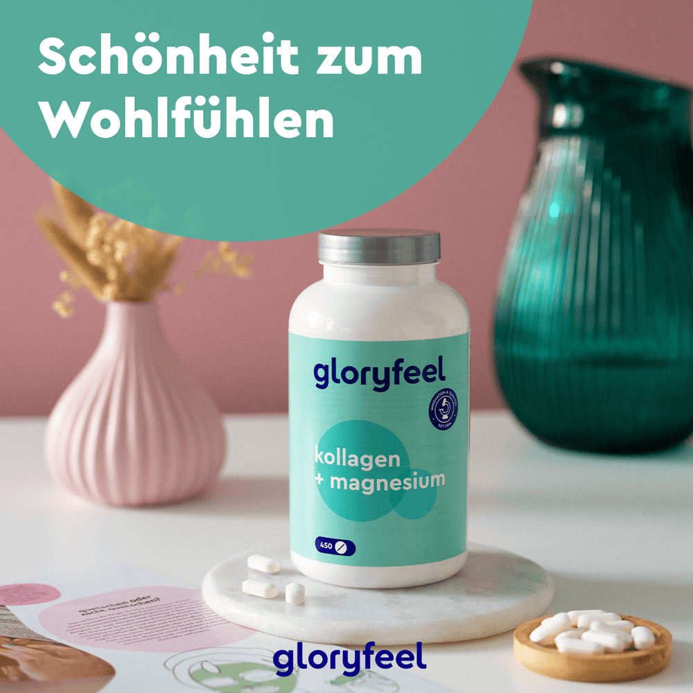 Auf einem Tisch steht eine Flasche Kollagen + Magnesium Tabletten der Gloryfeel GmbH, daneben ein paar Tabletten vor einem dekorativen Hintergrund. Der Text lautet „Schönheit zum Wohlfühlen“ und betont seine Vorteile als essentielles Nahrungsergänzungsmittel.