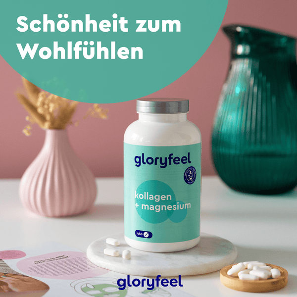 Auf einem Tisch steht eine Flasche Kollagen + Magnesium Tabletten der Gloryfeel GmbH, daneben ein paar Tabletten vor einem dekorativen Hintergrund. Der Text lautet „Schönheit zum Wohlfühlen“ und betont seine Vorteile als essentielles Nahrungsergänzungsmittel.