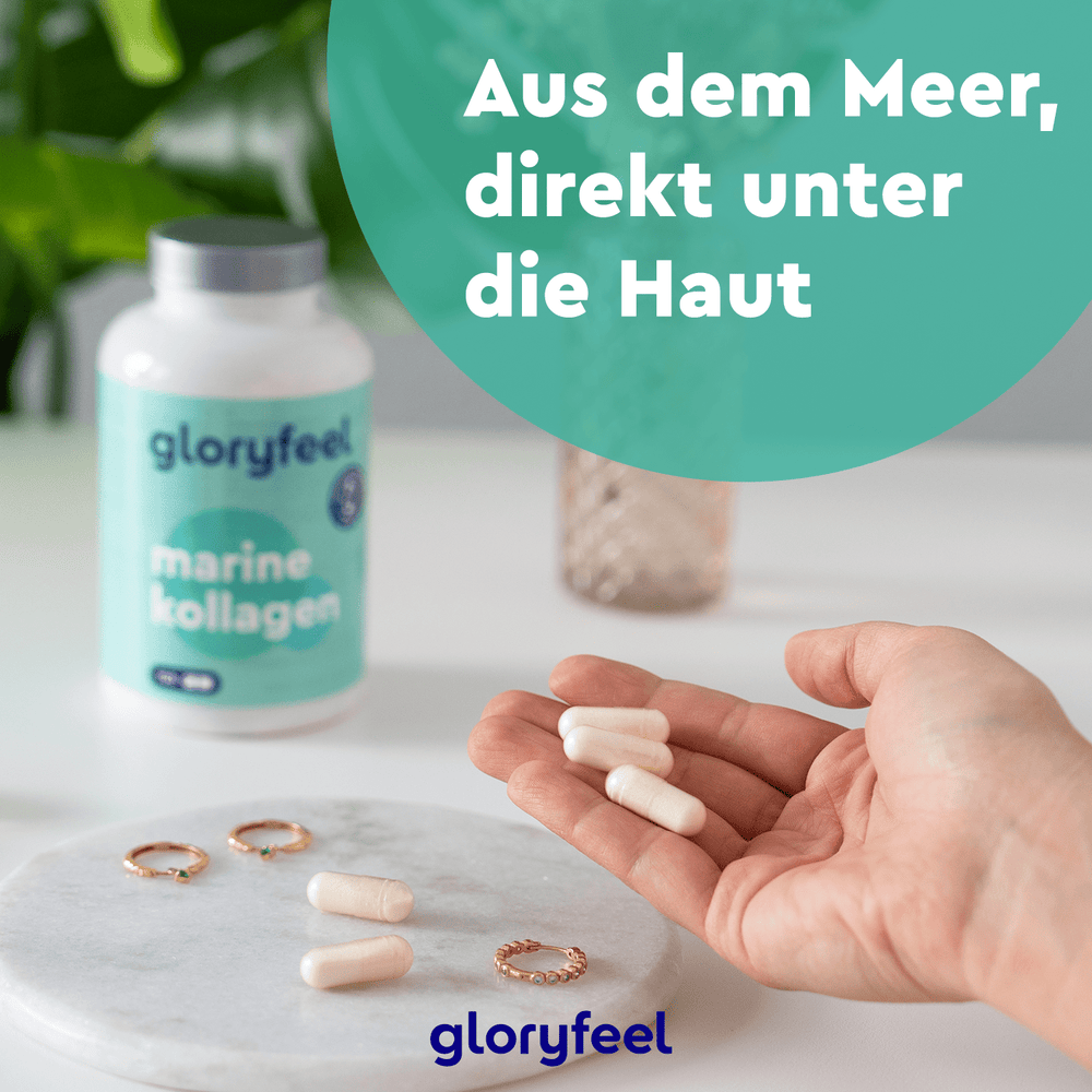 Eine Hand hält Kapseln in der Nähe einer Flasche „Marine Kollagen Kapseln“ der Gloryfeel GmbH. Der Text lautet: „Aus dem Meer, direkt unter die Haut.“.