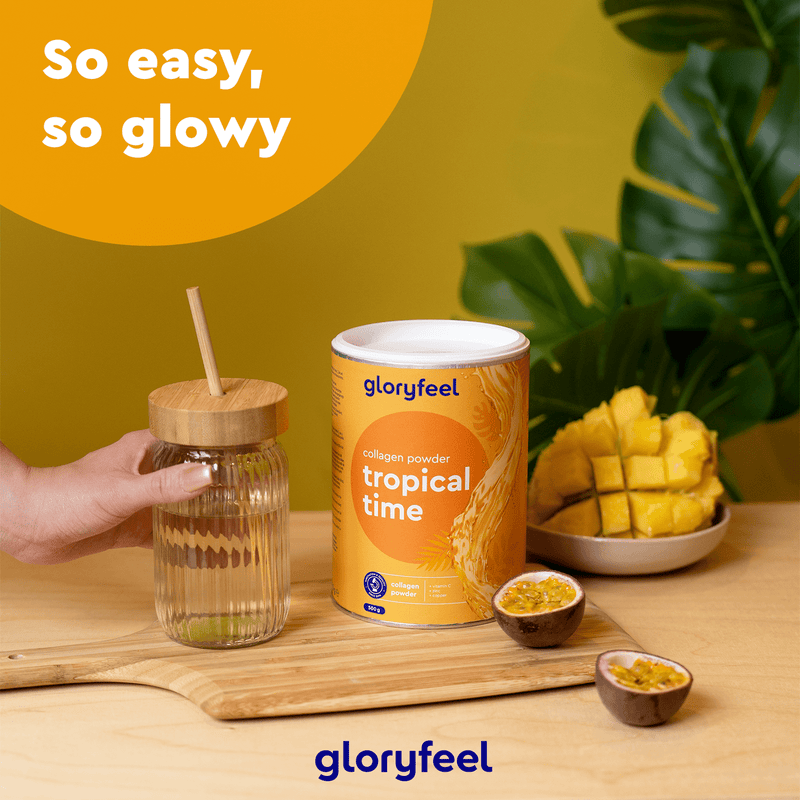 Auf einer Holztafel ist das Kollagen Pulver Tropical Time der gloryfeel GmbH abgebildet, dazu gibt es Mangoscheiben und ein Glas mit Strohhalm. Text: „So easy, so glowy mit Coenzym Q10.“.