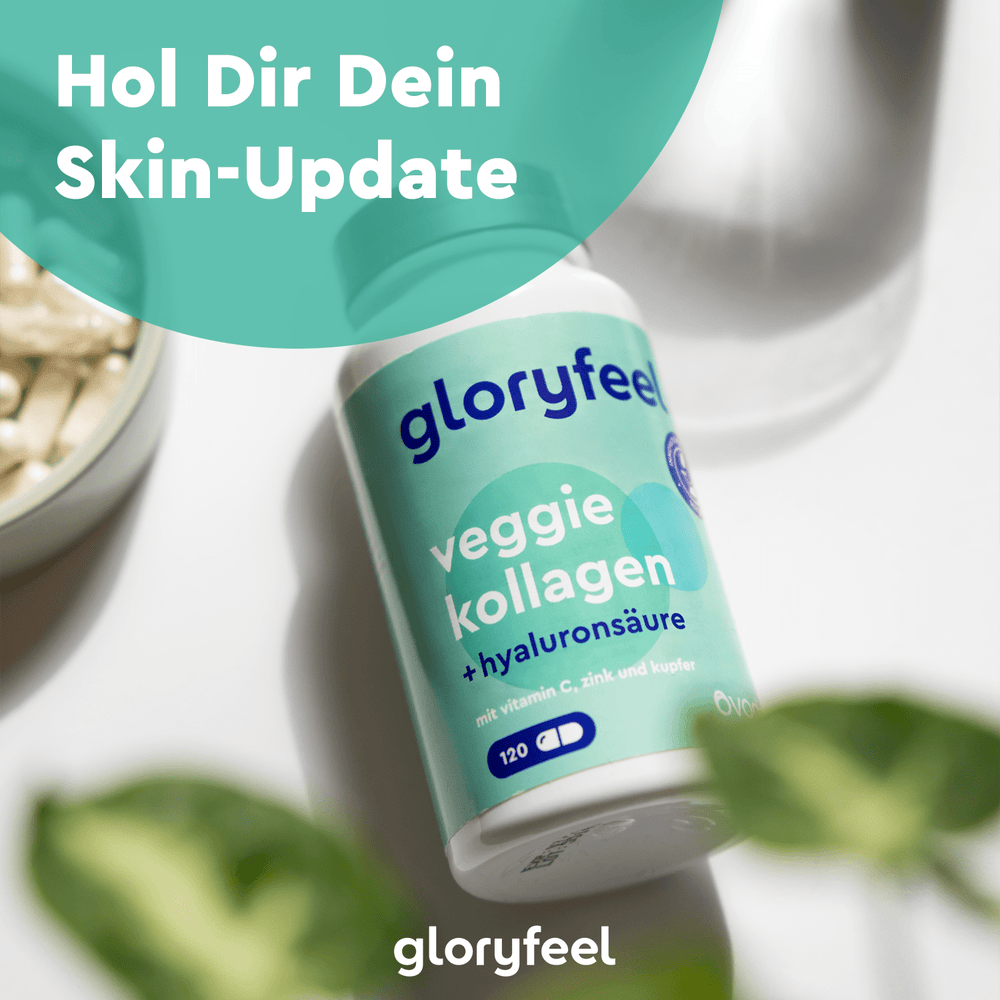 Eine Flasche „gloryfeel GmbH Veggie Kollagen Kapseln“ steht elegant auf einer Oberfläche inmitten zarter Pflanzenschatten, während der deutsche Slogan „Hol Dir Dein Skin-Update“ die Kraft von Meereskollagen für eine jugendliche Hauterneuerung anpreist.
