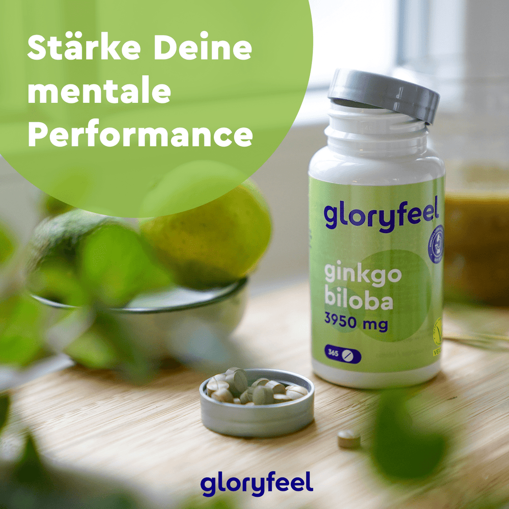 Ginkgo biloba Tablettenflasche der gloryfeel GmbH auf einem Tisch neben einer kleinen Schale mit Tabletten. Text auf dem Bild: „Stärke Deine mentale Leistung mit der Kraft von Ginkgo-Extrakt.“.