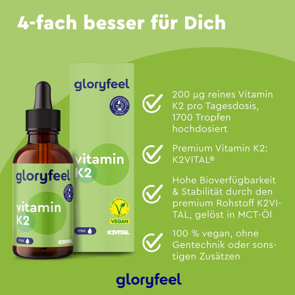 Bild des Nahrungsergänzungsmittels „Vitamin K2 Tropfen“ der gloryfeel GmbH. Es zeigt eine Flasche und Verpackung mit Aufschriften wie „hohe Reinheit“, „Bioverfügbarkeit“, „veganes Versprechen“ und „GVO-frei“ in diesem Premium-Nahrungsergänzungsmittel.
