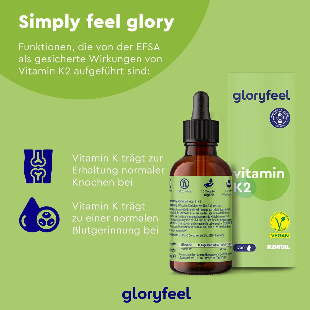 Vitamin K2 Tropfen der gloryfeel GmbH werden in Tropfflaschen mit Vitamin K2 und MCT-Öl geliefert. Dieses Nahrungsergänzungsmittel verspricht EFSA-geprüfte Vorteile für den Knochenerhalt und die normale Blutgerinnung, ist vegan und mehrfach zertifiziert.