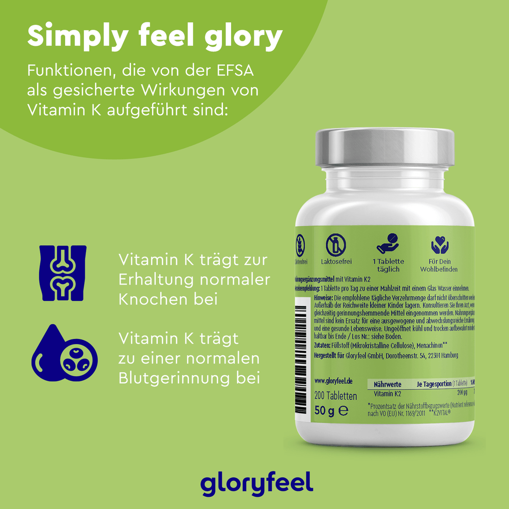 Eine grün-weiße Flasche Vitamin K2 Tabletten der gloryfeel GmbH trägt deutsche Gesundheitsversprechen zur Knochenerhaltung und Blutgerinnung. Symbole weisen darauf hin, dass das Produkt laktosefrei ist, in Tablettenform vorliegt und Menachinon-7 für eine verbesserte Aufnahme enthält.