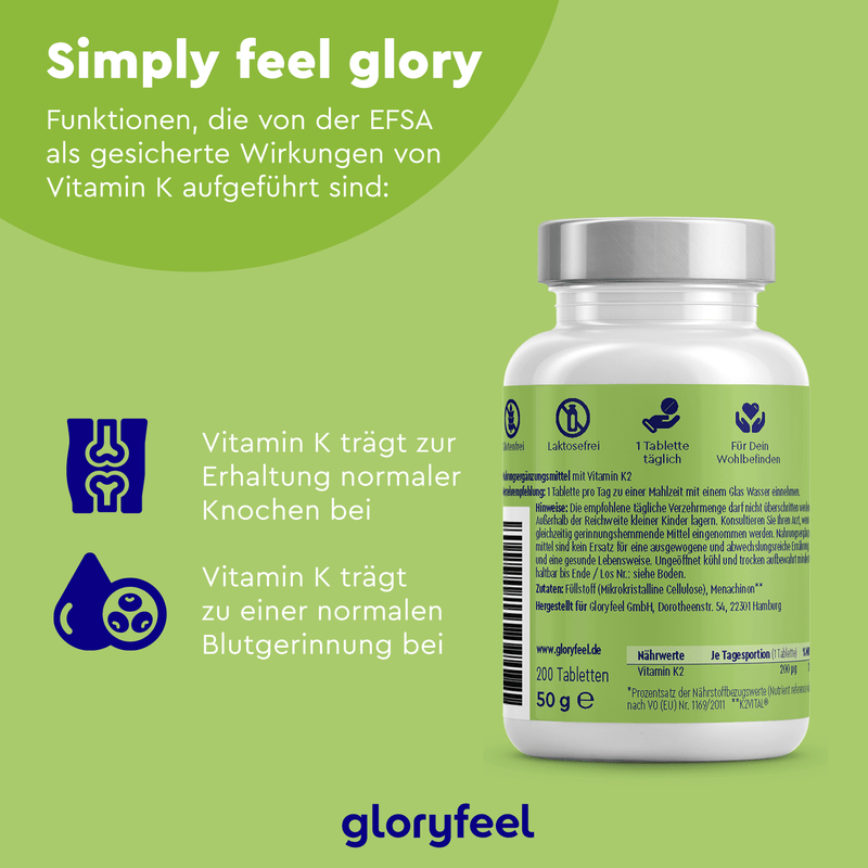 Eine grün-weiße Flasche Vitamin K2 Tabletten der gloryfeel GmbH trägt deutsche Gesundheitsversprechen zur Knochenerhaltung und Blutgerinnung. Symbole weisen darauf hin, dass das Produkt laktosefrei ist, in Tablettenform vorliegt und Menachinon-7 für eine verbesserte Aufnahme enthält.