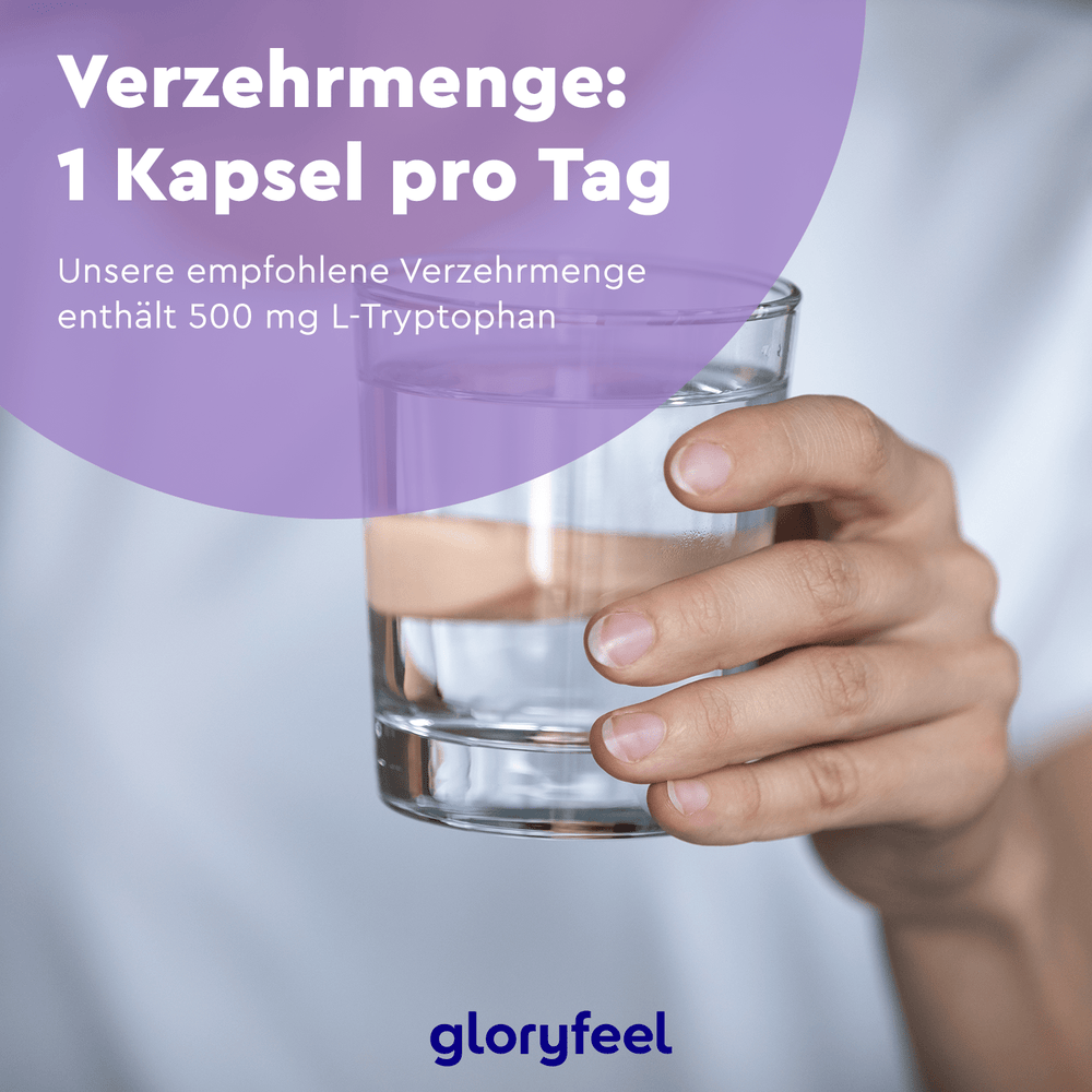 Eine Hand hält ein Glas Wasser mit dem Text „Verzehrmenge: 1 Kapsel pro Tag“ und wirbt für L-Tryptophan-Kapseln der gloryfeel GmbH, ein Nahrungsergänzungsmittel.