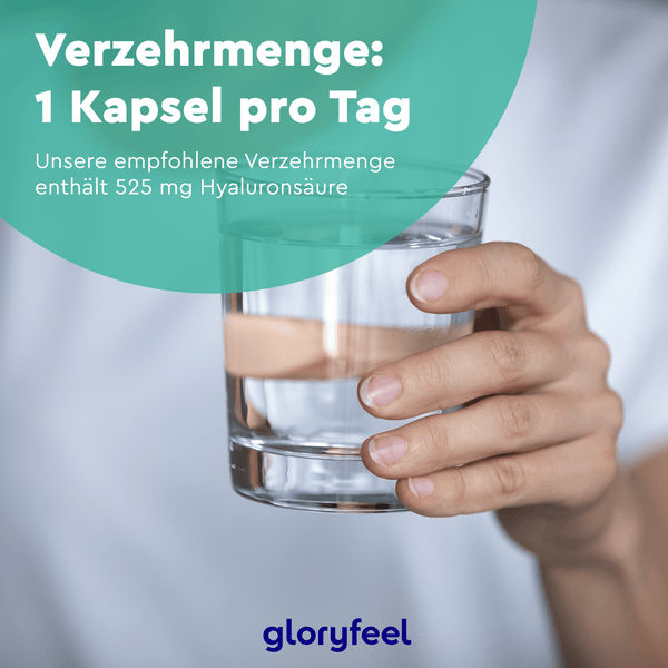 Eine Hand hält ein Glas Wasser mit einem deutschen Text, der die tägliche Einnahme einer Kapsel Hyaluron Kapseln Intensiv der gloryfeel GmbH mit 525 mg Hyaluronsäure empfiehlt.