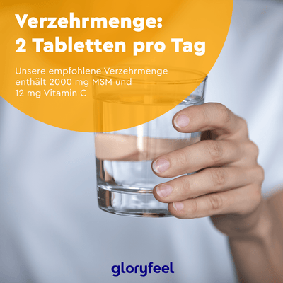 Eine Hand hält ein Glas Wasser und erinnert an die tägliche Einnahme von zwei MSM + Vitamin C Tabletten der gloryfeel GmbH, die jeweils 2000 mg MSM und 12 mg Vitamin C enthalten.