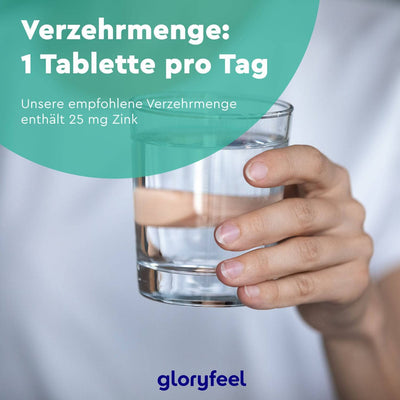 Eine Person hält ein Glas Wasser. Bildtext: „Verzehrmenge: 1 Tablette pro Tag“ von gloryfeel GmbH. Jede Zinktablette enthält die empfohlenen 25 mg Zink pro Tag.