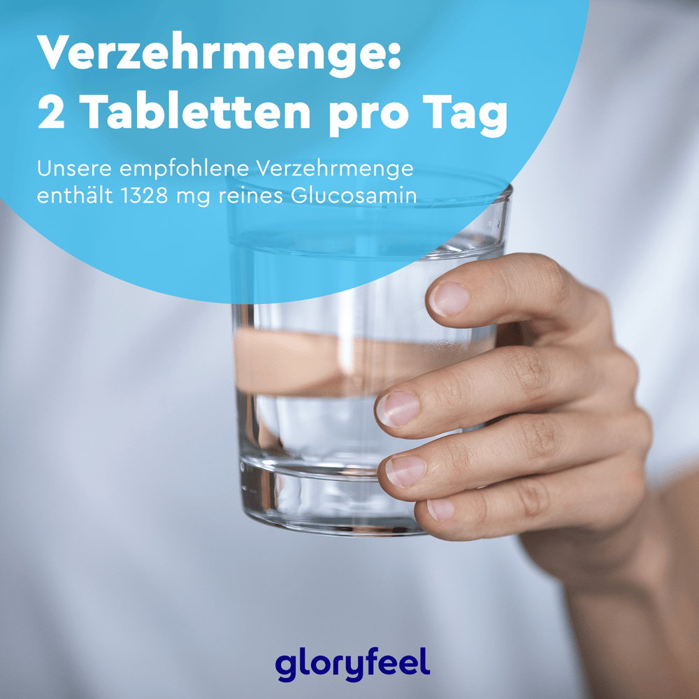 Jemand hält ein klares Glas Wasser. Text auf dem Bild: „Nehmen Sie täglich 2 Glucosamin + Chondroitin + MSM Tabletten ein“ und „Unsere empfohlene Dosierung enthält 1328 mg reines Glucosamin und Vitamin D3.“ Marke: gloryfeel GmbH.
