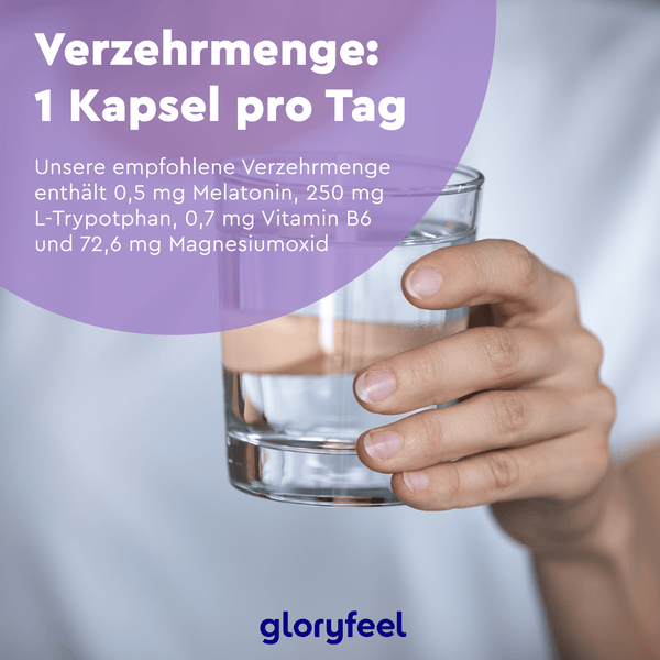 Eine Person hält ein Glas Wasser. Oben finden Sie im Text Dosierungsinformationen in deutscher Sprache für Melatonin + L-Tryptophan Kapseln der gloryfeel GmbH.