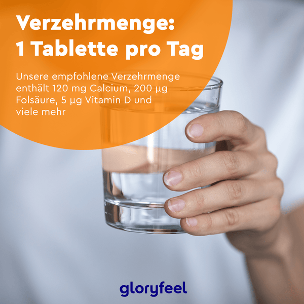 Eine Hand hält ein Glas Wasser; der Text lautet: „1 Multivitamintablette pro Tag“ mit natürlichen Vitaminen und essentiellen Mineralstoffen wie Kalzium. Geeignet für die vegane Ernährung. Marke: gloryfeel GmbH.