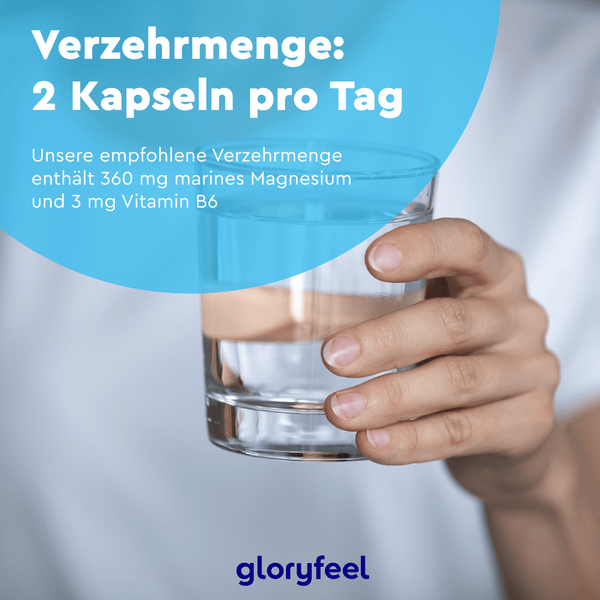 Eine Person hält ein Glas Wasser, um die tägliche Einnahme von zwei Marines Magnesium Kapseln der gloryfeel GmbH hervorzuheben, die jeweils Magnesium und Vitamin B6 zur Unterstützung einer optimalen Muskelfunktion enthalten.