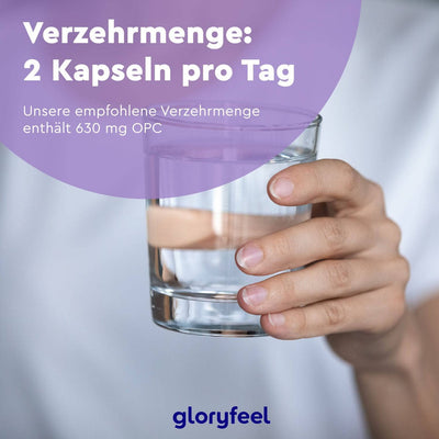 Eine Hand hält ein Glas Wasser, mit deutschem Text, der eine tägliche Einnahme von zwei Kapseln (630 mg OPC) von Premium OPC 180 Kapseln der gloryfeel GmbH empfiehlt.