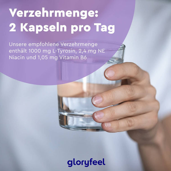 Eine Person hält ein Glas Wasser in der Hand. Text zeigt die empfohlene Tagesdosis: 2 L-Tyrosin Kapseln von gloryfeel GmbH, jeweils mit L-Tyrosin, Niacin und Vitamin B6.