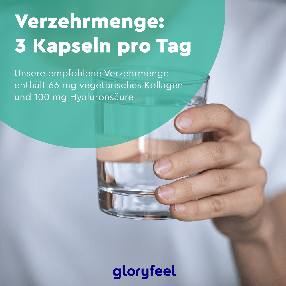 Eine Person hält ein Glas Wasser. Dosierung: 3 Veggie Kollagen Kapseln täglich von Gloryfeel GmbH liefern 66 mg Typ-1-Kollagen aus marinen Quellen und 100 mg Hyaluronsäure.