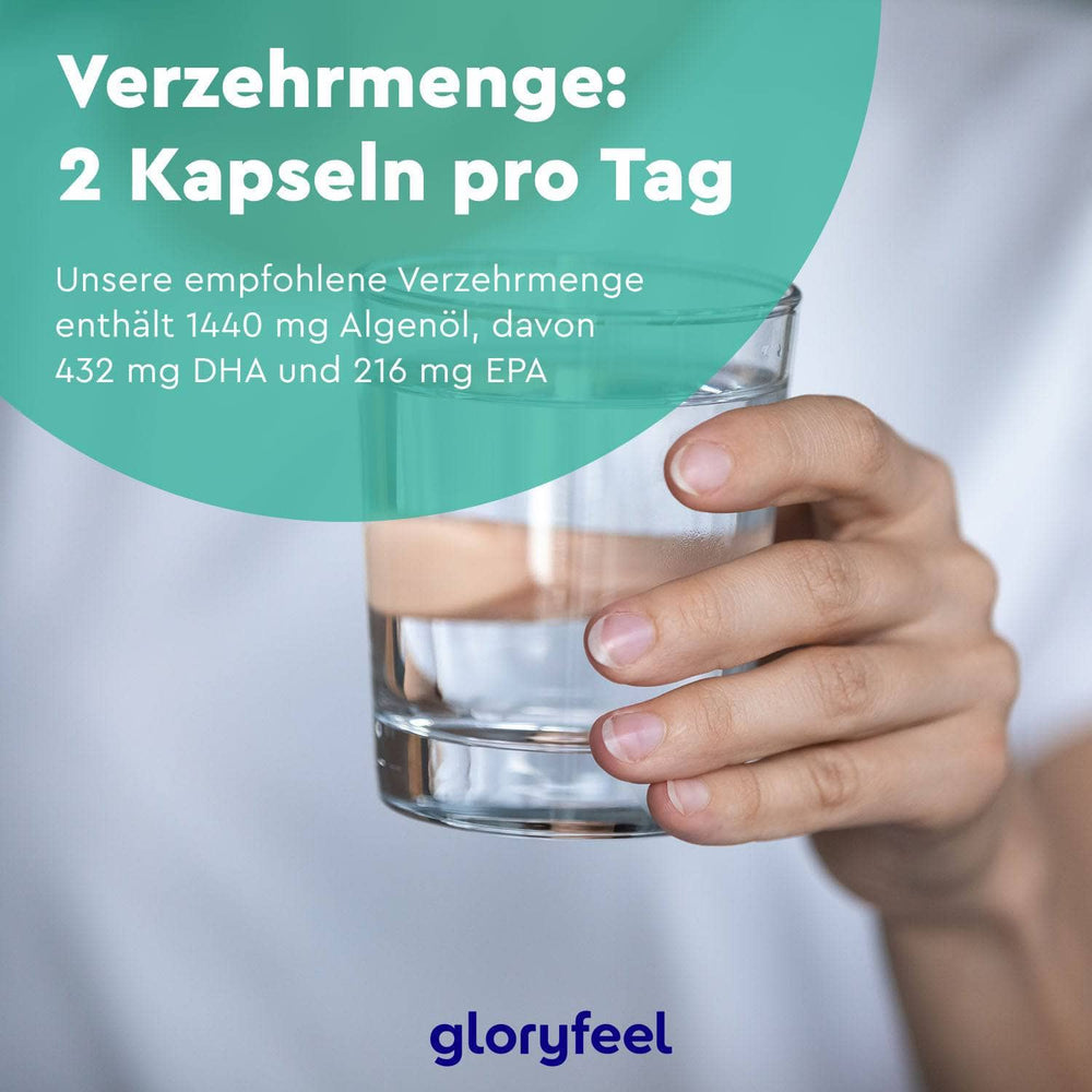 Eine Hand hält ein Glas Wasser mit einem Text, der die Dosierung des Nahrungsergänzungsmittels angibt: „2 Kapseln täglich“ mit Angaben zur Zusammensetzung in Deutsch. Ideal für alle, die vegane Omega-3-Vorteile suchen: die Omega-3-Kapseln der gloryfeel GmbH, hergestellt mit Algenöl, reich an EPA und DHA.