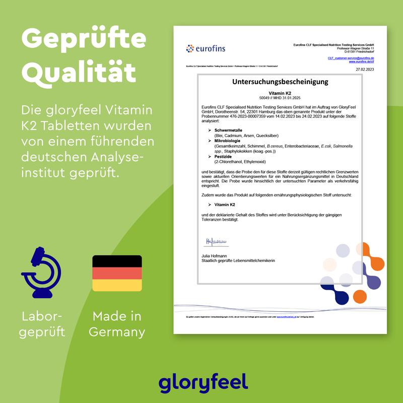 Ein Zertifikat kennzeichnet die im Labor geprüften Vitamin-K2-Tabletten von Eurofins der gloryfeel GmbH mit Menachinon-7. Mikroskop-Symbole und die deutsche Flagge stehen für „Made in Germany“ und Premiumqualität dieses Nahrungsergänzungsmittels.