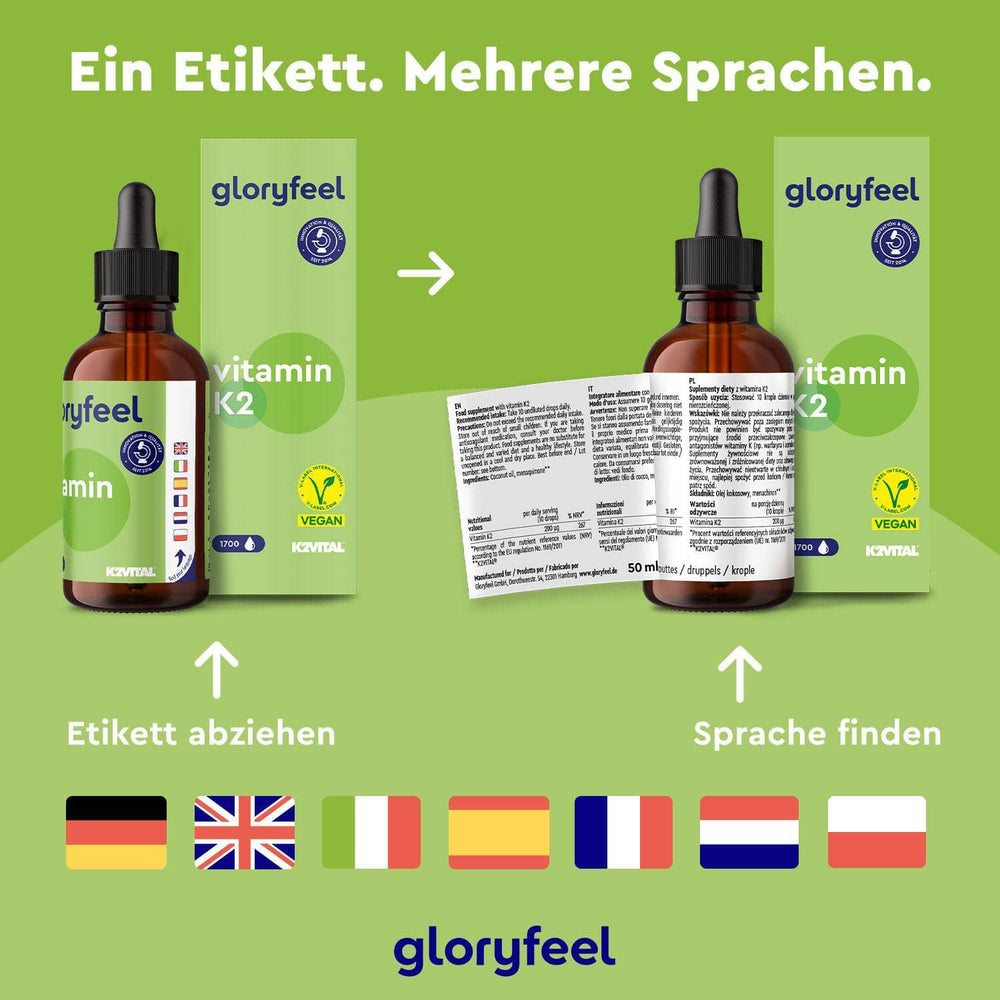Die Vitamin K2 Tropfen der gloryfeel GmbH verfügen über eine Verpackung mit mehrsprachigen Etiketten und farbenfrohen Flaggen, auf denen deutlich sichtbar „Nahrungsergänzungsmittel“ steht.