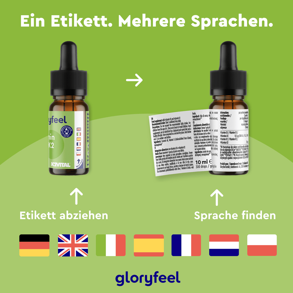Zwei Tropfflaschen mit der Aufschrift „Vitamin D3 K2 Kids Tropfen“ der gloryfeel GmbH verfügen über ein abnehmbares mehrsprachiges Etikett. Sechs Flaggen signalisieren die Sprachenvielfalt, und auf grünem Hintergrund ist der Text „Ein Etikett. Mehrere Sprachen.“ zu sehen.