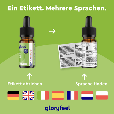 Zwei Tropfflaschen mit der Aufschrift „Vitamin D3 K2 Kids Tropfen“ der gloryfeel GmbH verfügen über ein abnehmbares mehrsprachiges Etikett. Sechs Flaggen signalisieren die Sprachenvielfalt, und auf grünem Hintergrund ist der Text „Ein Etikett. Mehrere Sprachen.“ zu sehen.