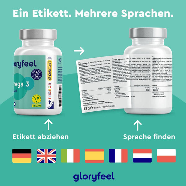 Zwei vegane Omega-3-Kapseln der gloryfeel GmbH haben abziehbare Etiketten mit Übersetzungen in mehreren Sprachen. Flaggen am Boden zeigen die verfügbaren Sprachen an, und der Text lautet: „Ein Etikett. Mehrere Sprachen.“ Sie enthalten EPA und DHA aus Algenölkapseln für Ihre Gesundheit.