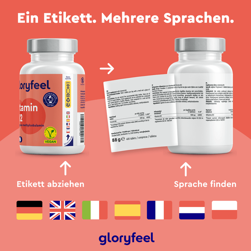 Zwei Flaschen Vitamin B12 Methylcobalamin Tabletten der gloryfeel GmbH sind mit mehrsprachigen Etiketten versehen, die auf die hochwertigen Inhaltsstoffe hinweisen. Ein Etikett ist teilweise entfernt und zeigt mehrere Sprachen. Unten sind Flaggen verschiedener Nationen abgebildet.