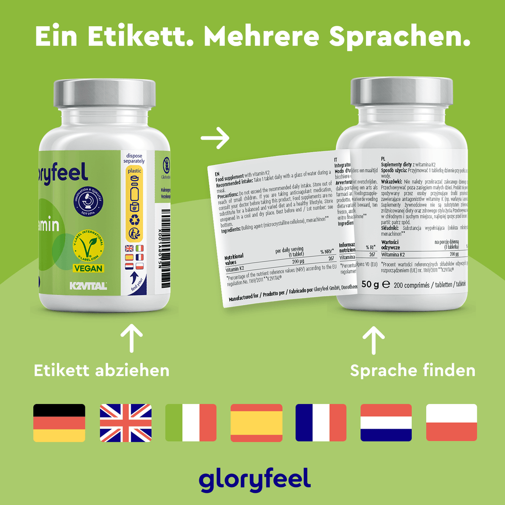 Die Vitamin-K2-Tabletten der gloryfeel GmbH verfügen über ein Etikett mit mehrsprachiger Gebrauchsanweisung, darunter auch der deutsche Begriff „Nahrungsergänzungsmittel“. Abziehbare Schichten zeigen verschiedene Sprachen, und Flaggen weisen auf die globale Reichweite hin.