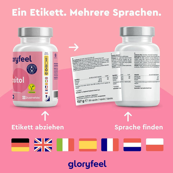 Abgebildet sind zwei Flaschen Inositol-Kapseln der gloryfeel GmbH. Eine davon ist mit mehrsprachigen Flaggen und einem Pfeil versehen, der auf ein abziehbares Etikett mit mehrsprachigem Text hinweist. Der Hintergrund ist rosa.