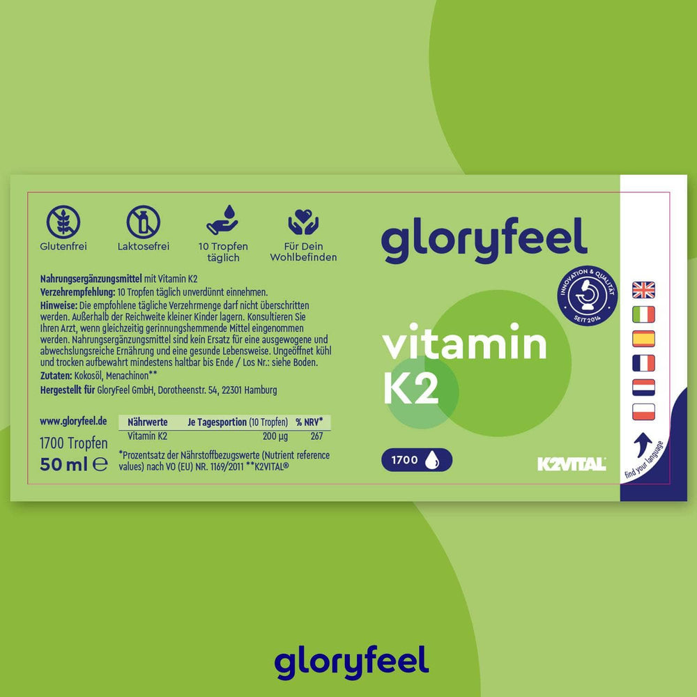 Die Vitamin K2 Tropfen der gloryfeel GmbH basieren auf MCT-Öl und enthalten wichtige Hinweise auf dem Etikett. Das 50-ml-Präparat ist gluten- und laktosefrei. Die Zertifizierungen sind auf der rechten Seite mit Flaggen gekennzeichnet.