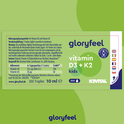 Das Etikett der Vitamin D3 K2 Kids Tropfen von GloryFeel zeigt Nährwertangaben, Dosierung und Produktdetails vor einem grün-weißen Hintergrund.
