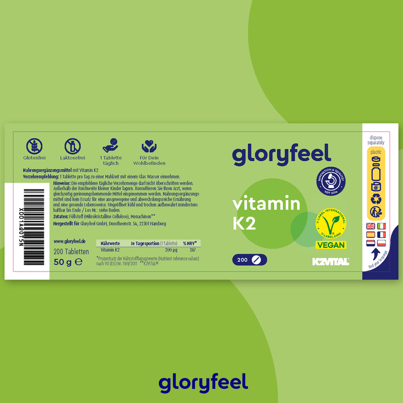 Die Vitamin K2 Tabletten der gloryfeel GmbH zeichnen sich durch ein veganes und glutenfreies Etikett, detaillierte Menachinon-7-Zutateninformationen und ein elegantes grün-weißes Design aus. Sie sind das ideale Nahrungsergänzungsmittel für Ihre Wellnessbedürfnisse.