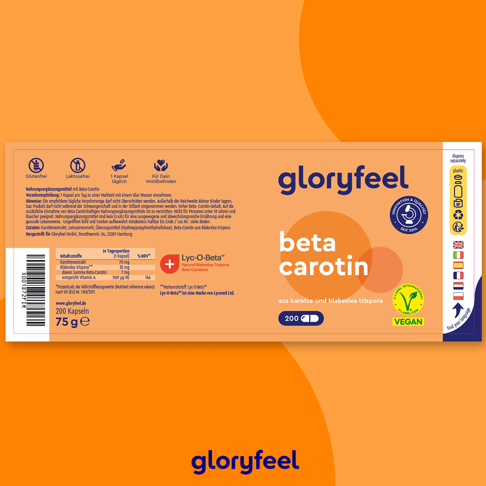 Etikett für Beta-Carotin-Kapseln der gloryfeel GmbH mit veganem Logo. Das Etikett ist in deutscher Sprache und beschreibt die wichtigsten Inhaltsstoffe und Vorteile auf orangefarbenem Hintergrund. Enthält 200 Kapseln mit einem Gesamtgewicht von 75 g.