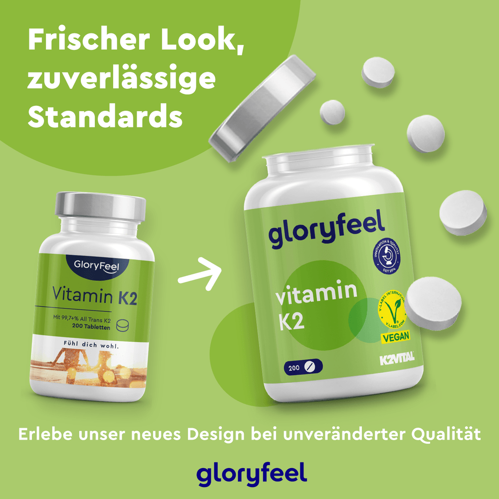 Zwei Flaschen Vitamin K2 Tabletten der gloryfeel GmbH präsentieren sich in unserem neuen Design und bieten die gewohnte Qualität. Mit Menachinon-7 als Hauptbestandteil gewährleisten diese Nahrungsergänzungsmittel zuverlässige Standards und unveränderte Qualität.