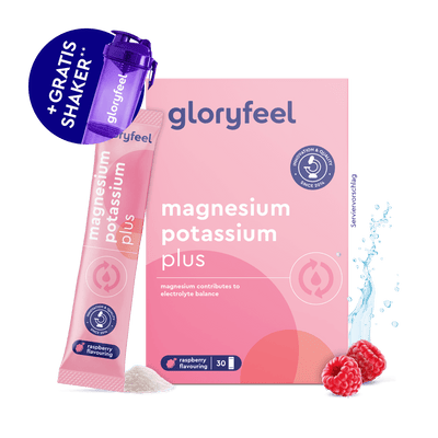 Gloryfeel GmbH Magnesium Kalium Sticks Box mit Sachets, einem lilafarbenen Shaker, Himbeeren, einem Spritzer Milch und dem abgebildeten Produktpulver.