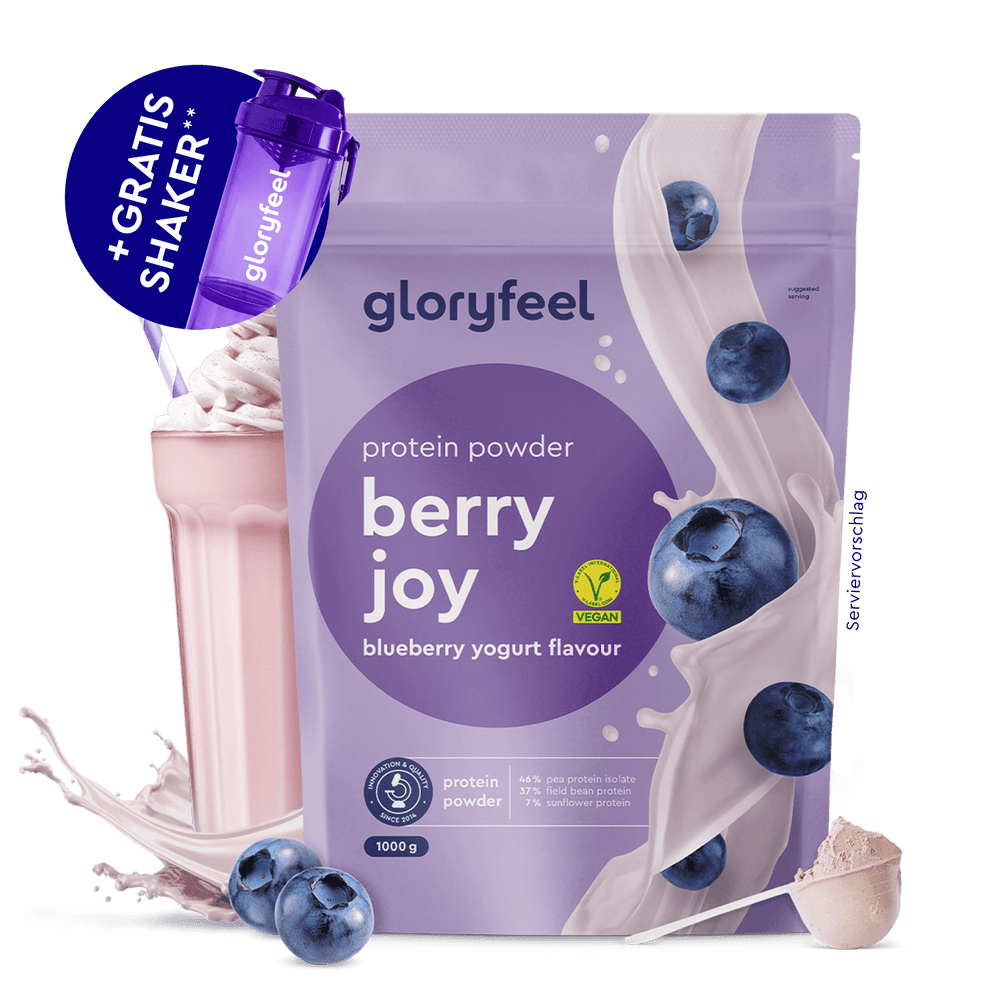 Eine Packung gloryfeel GmbH Proteinpulver Blaubeer-Joghurt erscheint mit Blaubeeren, einem Shaker, einem Glas rosa Shake und einem Messlöffel Pulver - ideal für alle, die einen hohen Eiweißgehalt wünschen.
