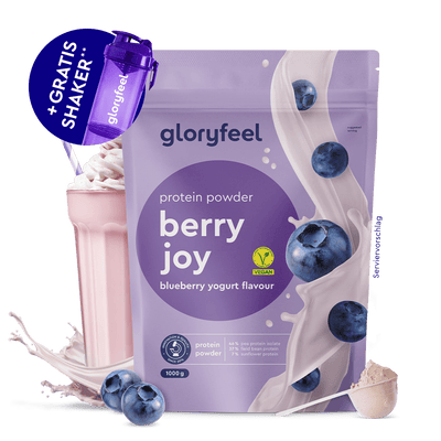 Eine Packung gloryfeel GmbH Proteinpulver Blaubeer-Joghurt erscheint mit Blaubeeren, einem Shaker, einem Glas rosa Shake und einem Messlöffel Pulver - ideal für alle, die einen hohen Eiweißgehalt wünschen.