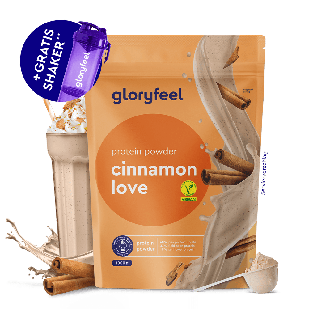Eine Packung gloryfeel GmbH Proteinpulver Zimt, ein lila Shaker und ein Glas Zimt-Smoothie mit sichtbaren Zimtstangen und Pulver.
