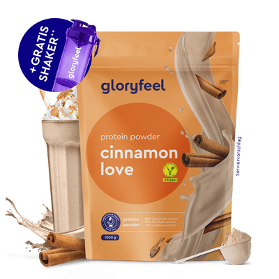Eine Packung gloryfeel GmbH Proteinpulver Zimt, ein lila Shaker und ein Glas Zimt-Smoothie mit sichtbaren Zimtstangen und Pulver.