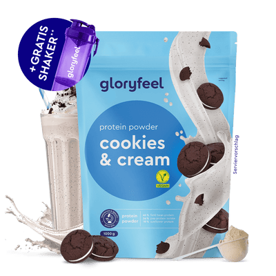 Eine Packung gloryfeel GmbH Proteinpulver Cookies & Cream enthält Kekse, ein Shake-Glas, einen Messlöffel Pulver und einen lila Shaker - perfekt für alle, die Wert auf einen hohen Proteingehalt legen.