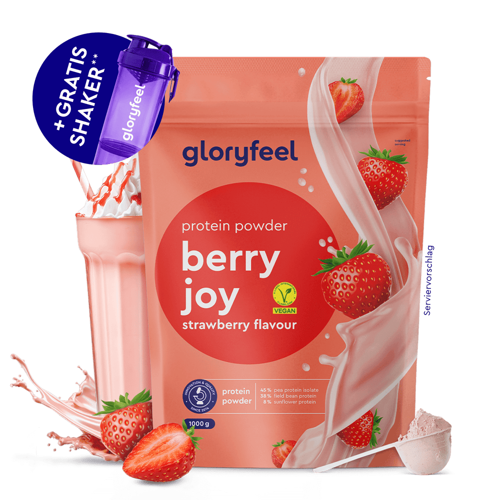 Genieße Proteinpulver Erdbeere von gloryfeel GmbH: Mit frischen Erdbeeren, einem Shake-Glas, Scoop Pulver und gratis lila Shakerflasche - für köstlichen Geschmack und hohen Proteingehalt.
