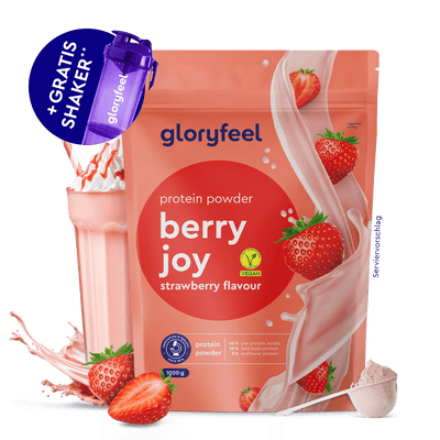 Genieße Proteinpulver Erdbeere von gloryfeel GmbH: Mit frischen Erdbeeren, einem Shake-Glas, Scoop Pulver und gratis lila Shakerflasche - für köstlichen Geschmack und hohen Proteingehalt.