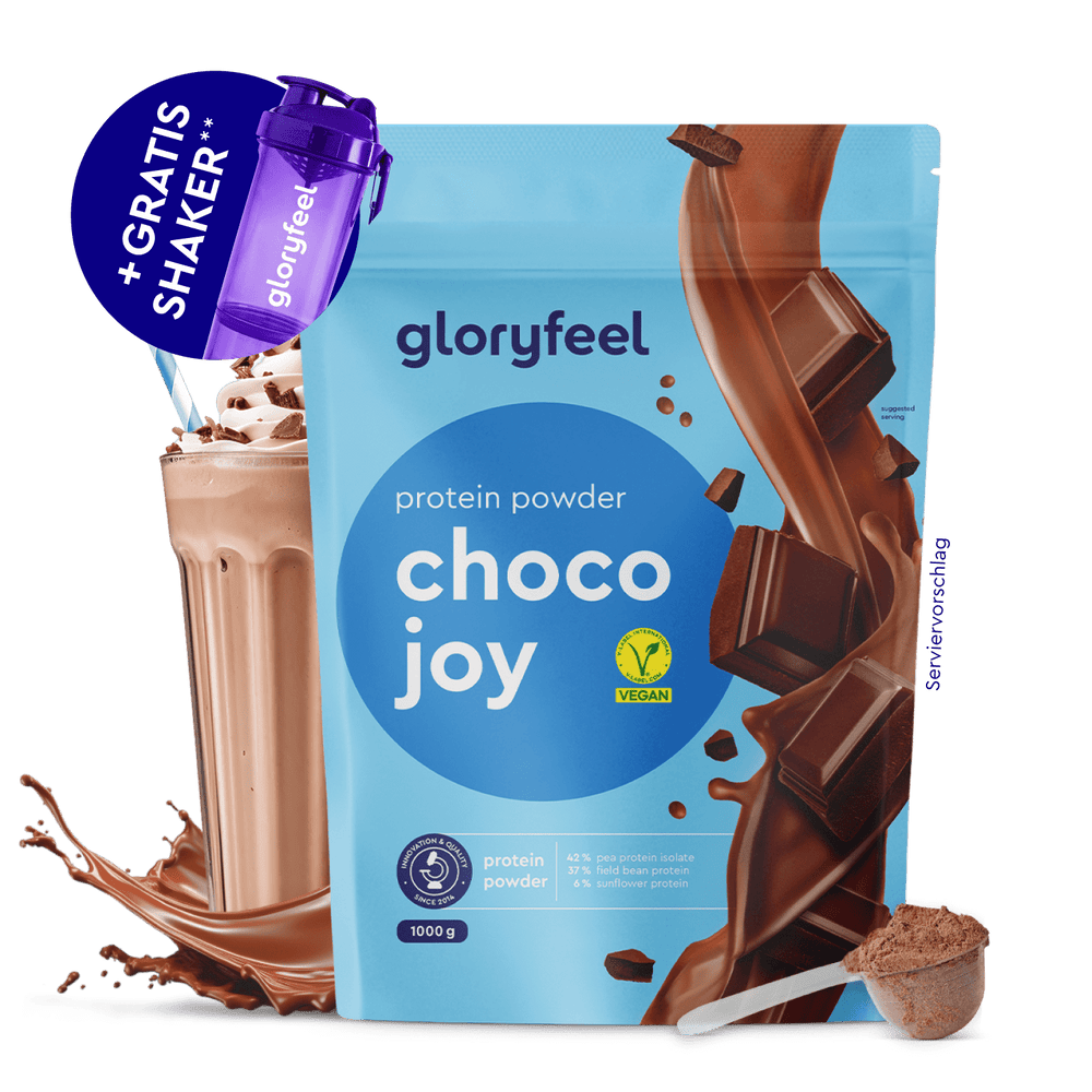 Zu sehen sind das Proteinpulver Schoko der Marke gloryfeel GmbH, ein Schoko-Milkshake, eine vegane Portion und ein lila Gratis-Shaker.