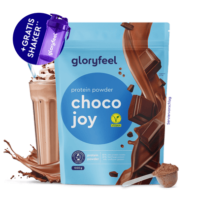 Zu sehen sind das Proteinpulver Schoko der Marke gloryfeel GmbH, ein Schoko-Milkshake, eine vegane Portion und ein lila Gratis-Shaker.