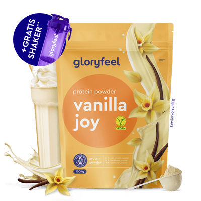 Gelber Beutel Proteinpulver Vanille von gloryfeel GmbH mit Vanillegeschmack, Vanilleblüten, einem Pulverportionierer, einem Glas Shake, hohem Proteingehalt und einer kostenlosen lila Shakerflasche.
